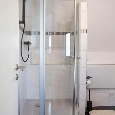 Geraeumige Mit 2 Schlafzimmern, Fitness & Bestlage *