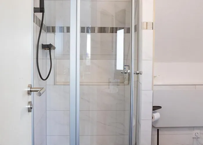 Geraeumige Mit 2 Schlafzimmern, Fitness & Bestlage *